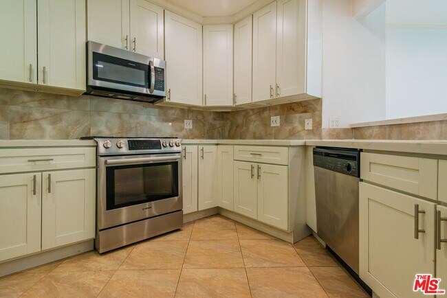 Building Photo - 458 N Oakhurst Dr