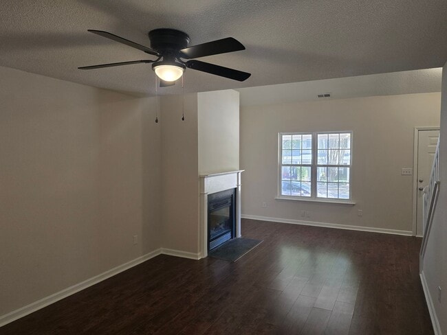 Building Photo - Super Cute Renovated End-Unit Loft Townhome in Arbor Creek!