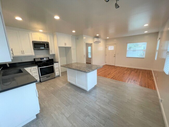 Building Photo - Remodeled Midtown Apartment w/Air Conditio...