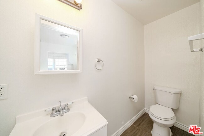 Building Photo - 1404 S Manhattan Pl