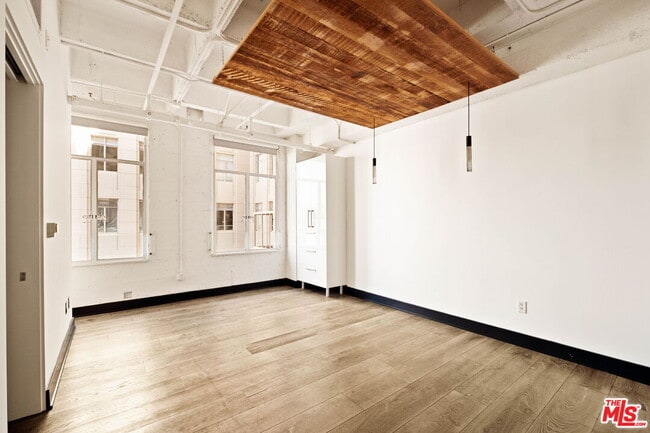 Building Photo - 6253 Hollywood Blvd