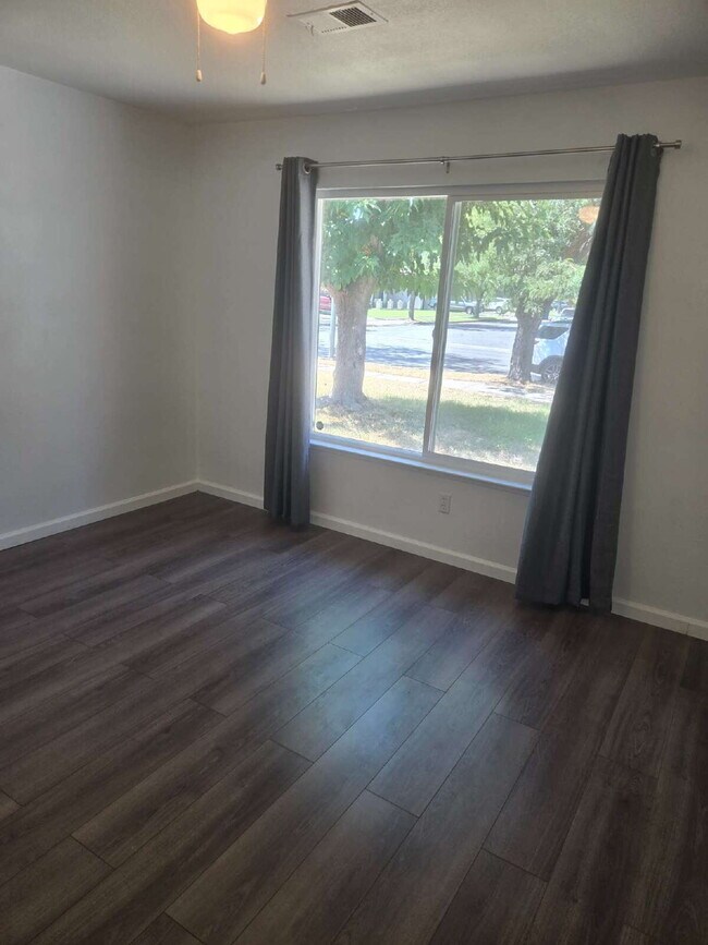 Building Photo - Fully Renovated Four Bedroom Home, Highly ...
