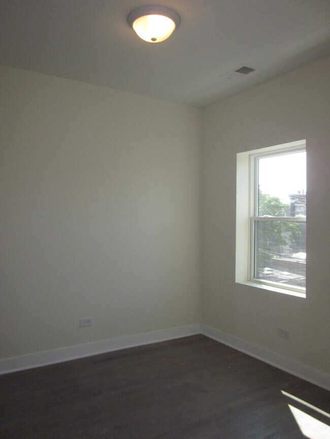 Building Photo - 2020 N Bissell St