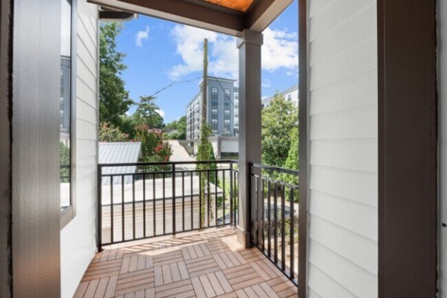 Building Photo - 1814 Stewart Pl