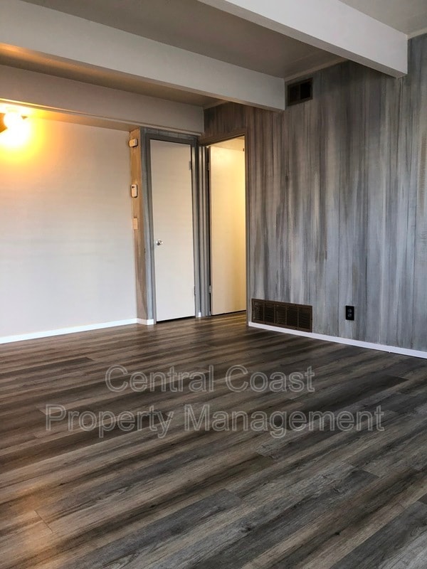 Building Photo - 451 Dela Vina Ave