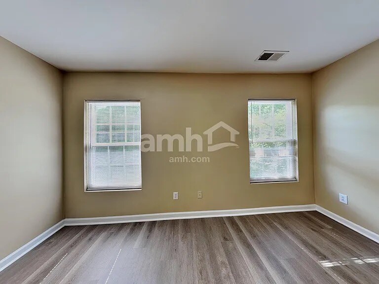 Building Photo - 100 Trayesan Dr