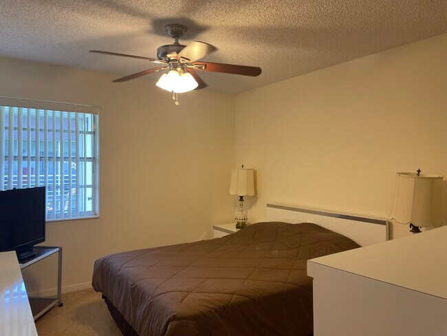 Building Photo - 705 Normandy O