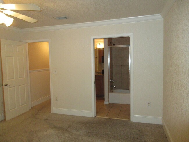 Building Photo - Great Townhome near Downtown