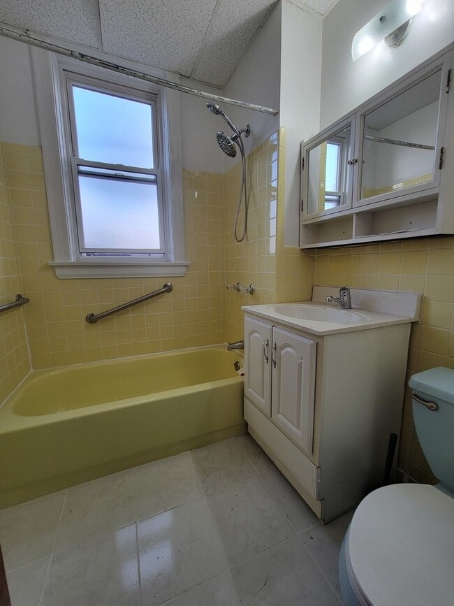 Building Photo - 2014 N Kedzie Ave