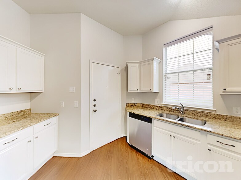 Building Photo - 906 Pheasant Dr