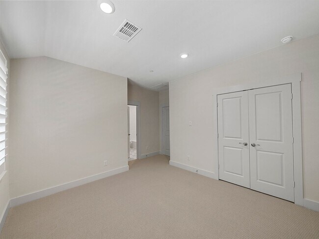 Building Photo - 917 Emerling Dr