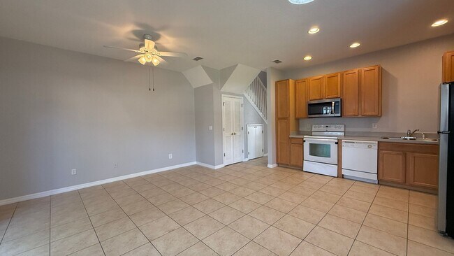 Building Photo - Spacious 4-Bed, 3-Bath End Unit Townhome w...