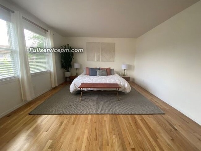 Building Photo - Beautiful Federal Way home you don't want to miss