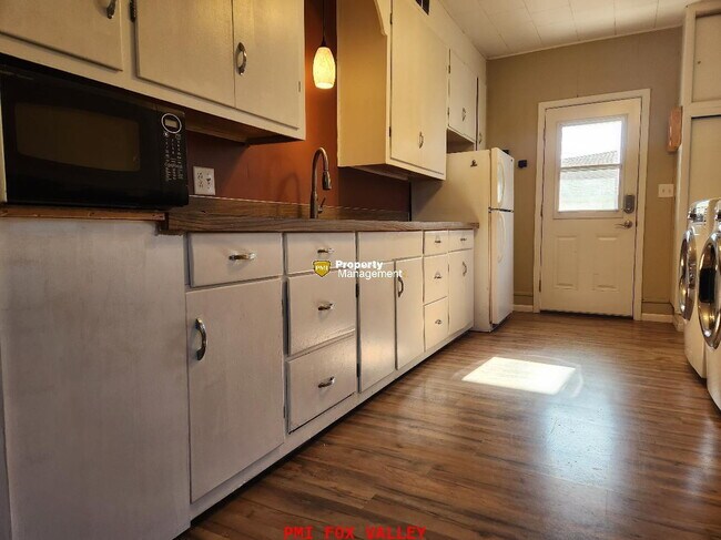 Building Photo - 2 Bed Duplex in Oshkosh, WI - Perfect for cozy living!
