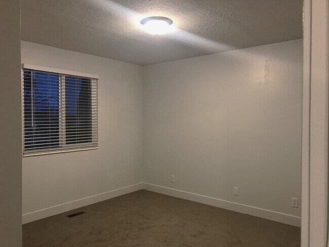 Building Photo - Charming Layton Home
