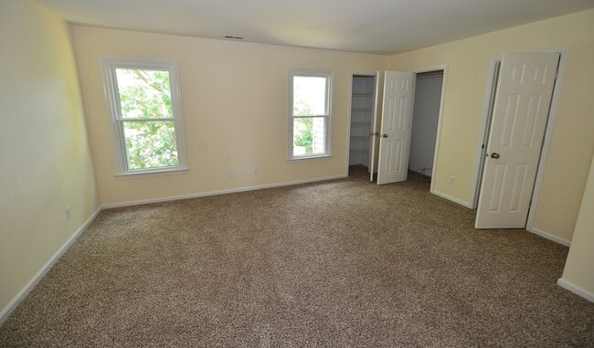 Building Photo - Great Neck!