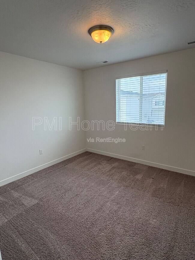 Building Photo - 1616 W Parkview Dr