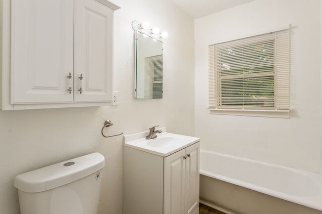 Building Photo - Charming 1-bedroom backhouse in Mentone!