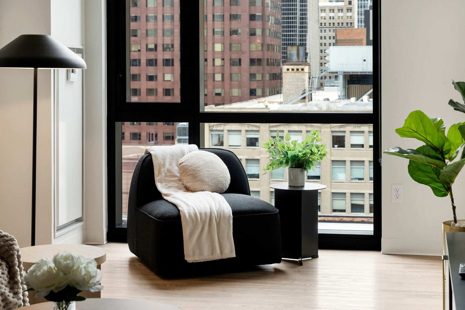 Building Photo - 633 S LaSalle St