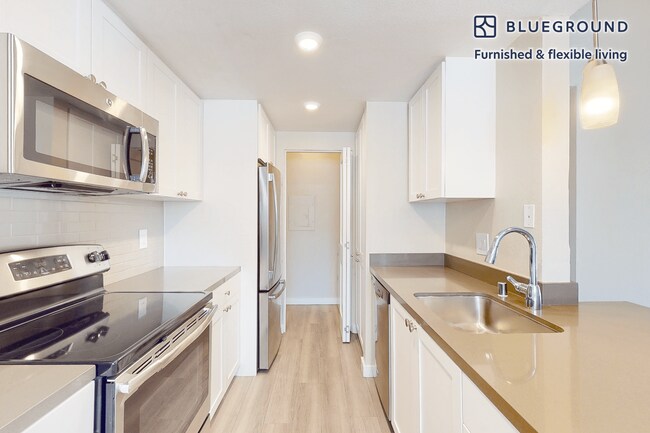 Building Photo - 7205 Charmant Dr