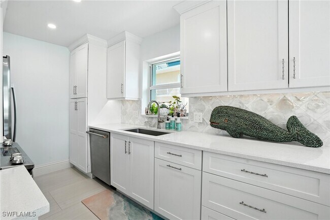 Building Photo - 2100 Gulf Shore Blvd N