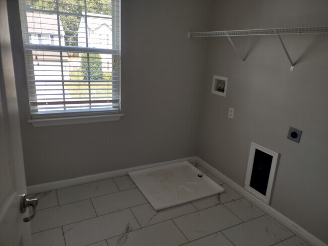 Building Photo - 229 Dellwood Dr