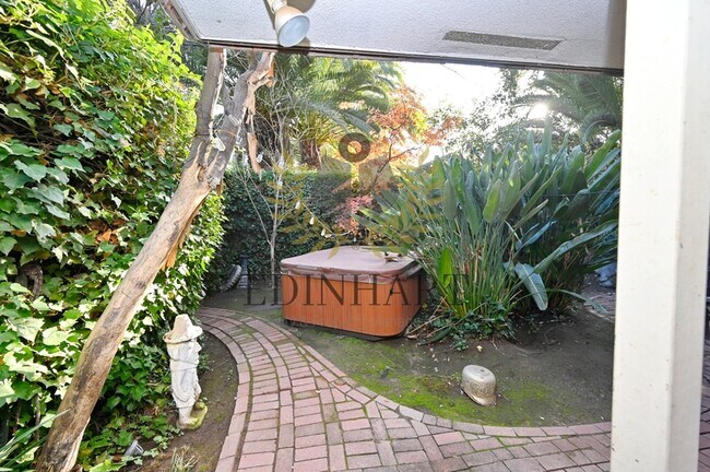 Building Photo - 360 E Terrace Ave