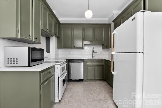 Building Photo - 301 W 10th St