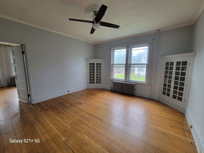 Building Photo - Spacious 3/4 bedroom on a quiet Street