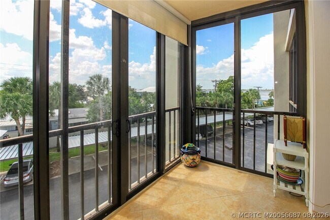 Building Photo - 150 SE Four Winds Dr