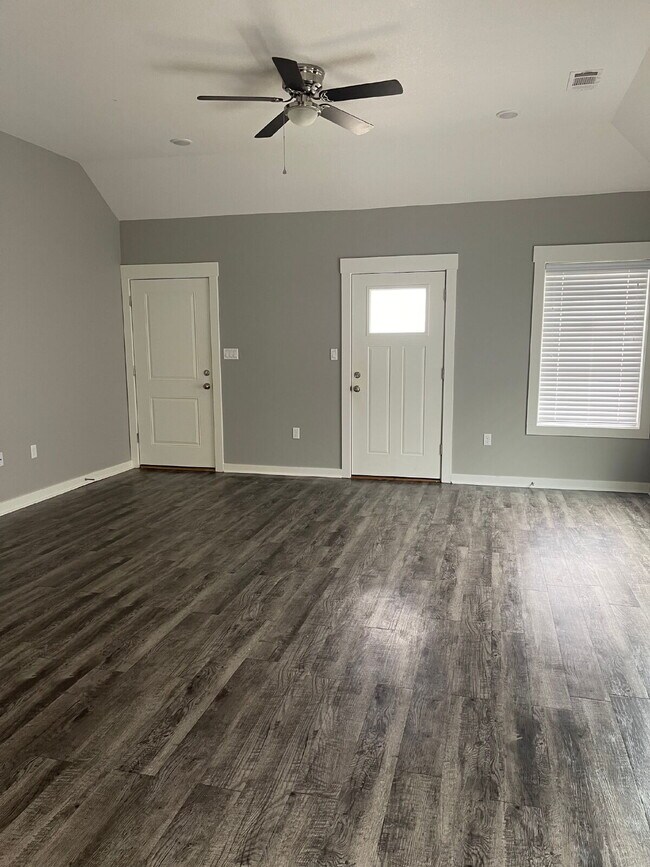 Building Photo - Charming 3-Bedroom Home with 2 Full Baths ...