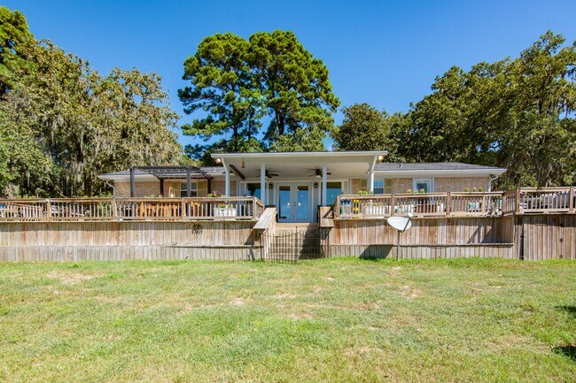 Building Photo - 150 Edgewater Way