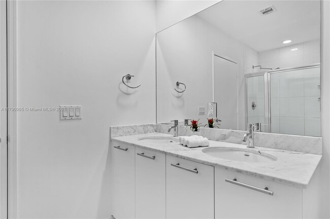 Building Photo - 950 Brickell Bay Dr