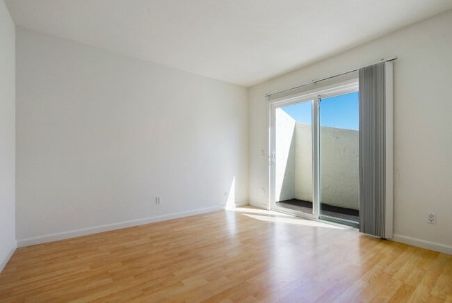 Building Photo - Gorgeous Beach Close Carlsbad Condo!