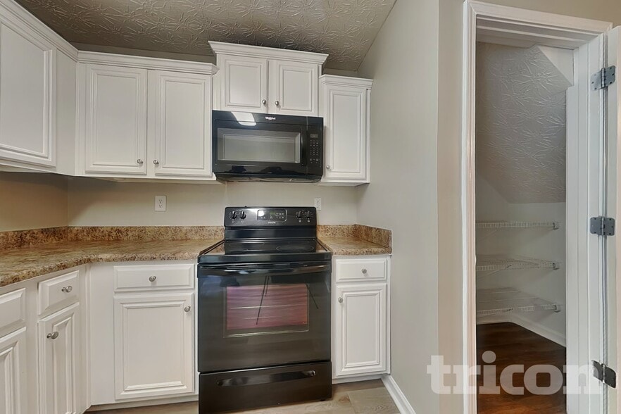 Building Photo - 1024 Weatherwood Pl NE