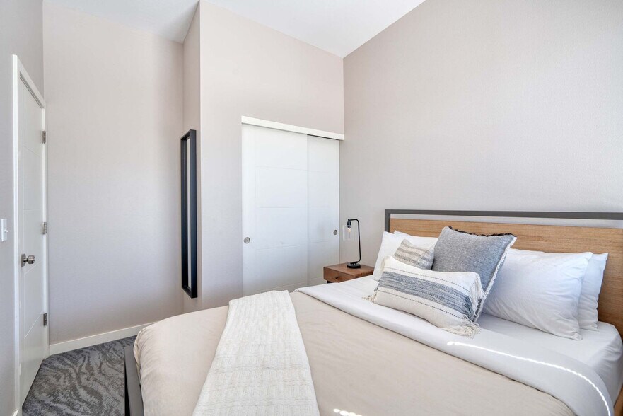 Building Photo - 1428 SE 19th Ave