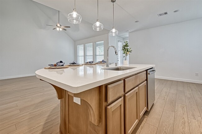 Building Photo - 323 Highland Bayou Dr