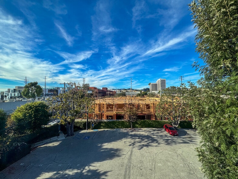 Building Photo - 2027 Beloit Ave