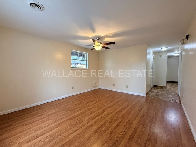 Building Photo - 4 BEDROOM, 3.5 BATHROOM HOME IN BEXHILL!