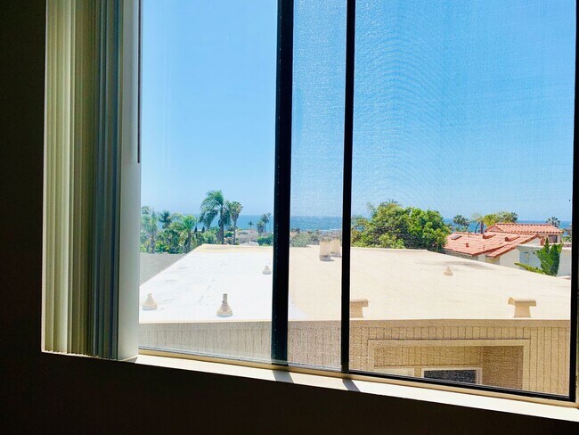 Building Photo - LIVE IN LA JOLLA! LOVELY TOWNHOME WITH BEA...