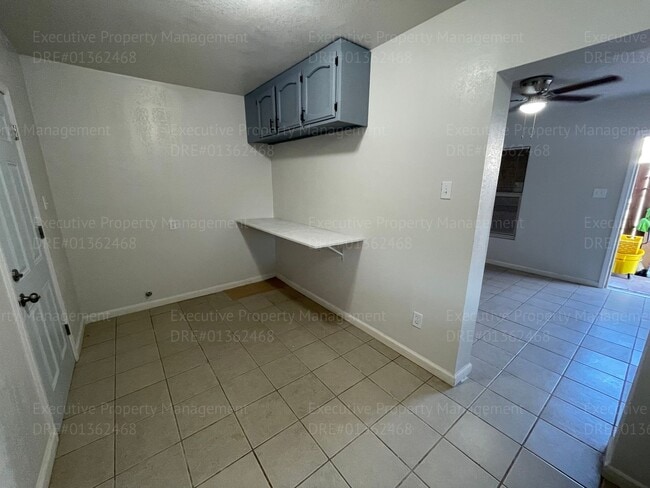 Building Photo - 1 bedroom 1 bathroom  back house with a pr...