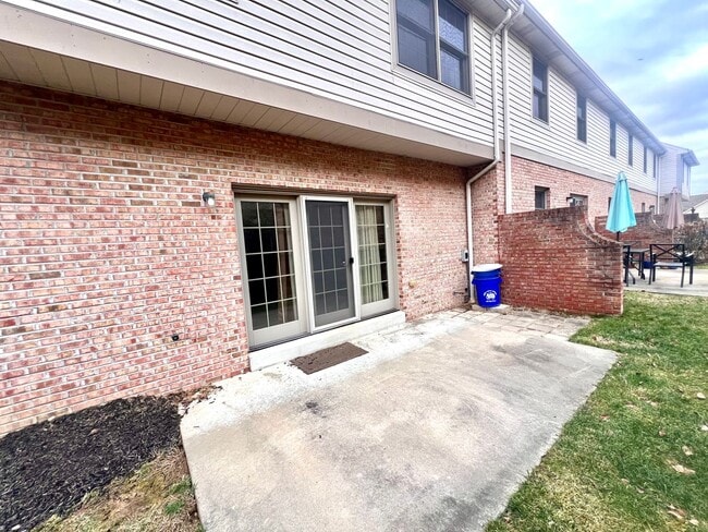 Building Photo - Beautiful Townhome - 3 bedroom 2.5 bath - Must see!