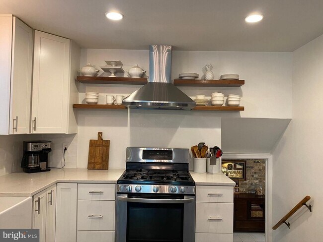 Building Photo - Show stopper