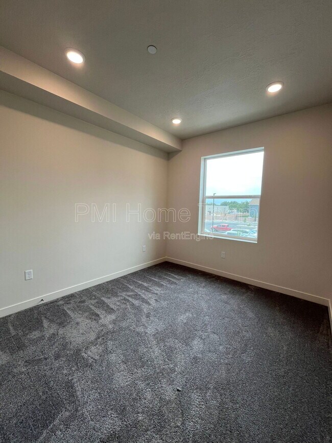 Building Photo - 155 E Ninth