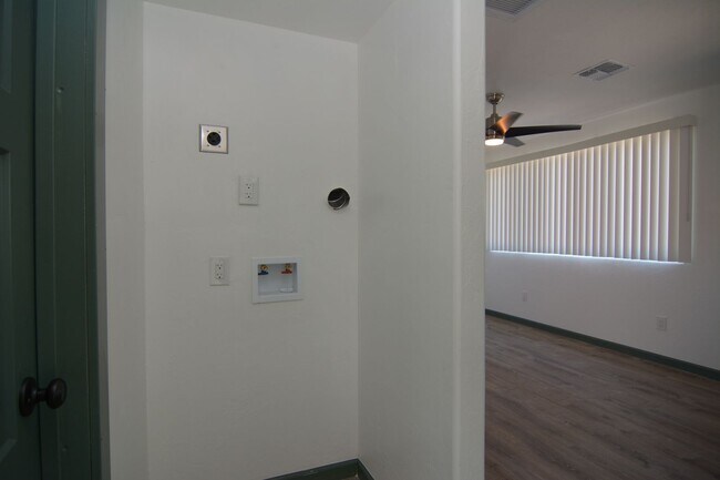 Building Photo - Remodeled 2 Bedroom 1 Bath Duplex! Great Central Tucson Location!