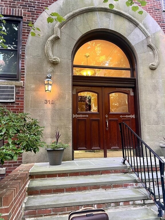 Building Photo - 313 Tappan St