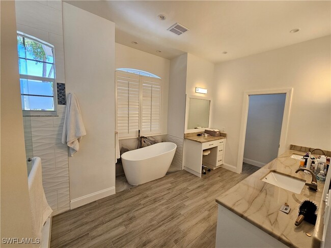 Building Photo - 8122 Wilshire Lakes Blvd