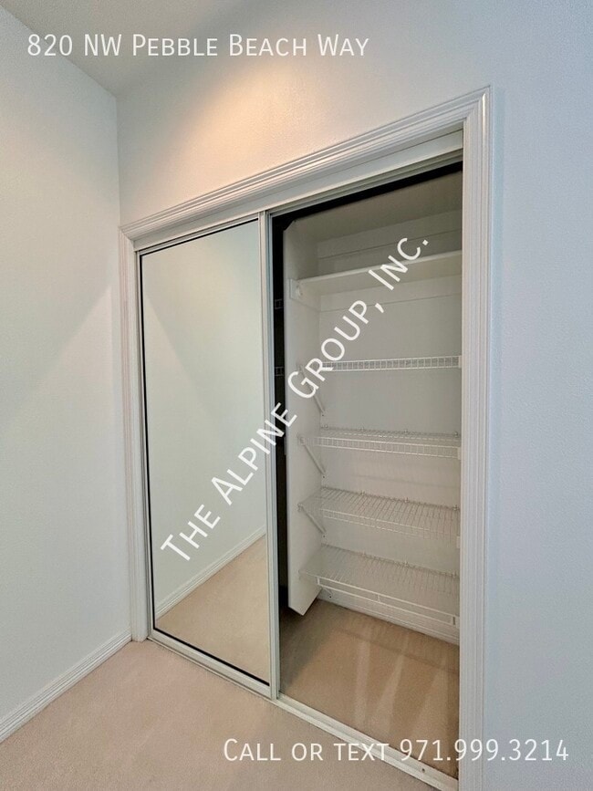 Building Photo - 820 NW Pebble Beach Way