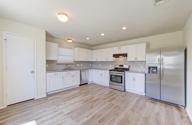 Building Photo - 15002 Sunset Bay Ct