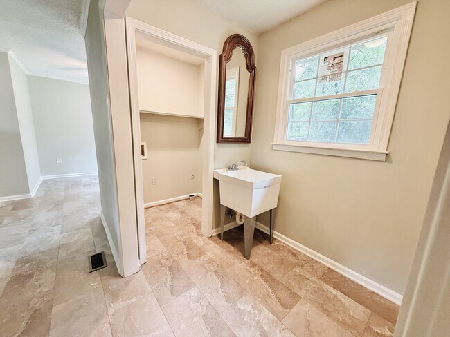 Building Photo - 7905 Castleton Ln